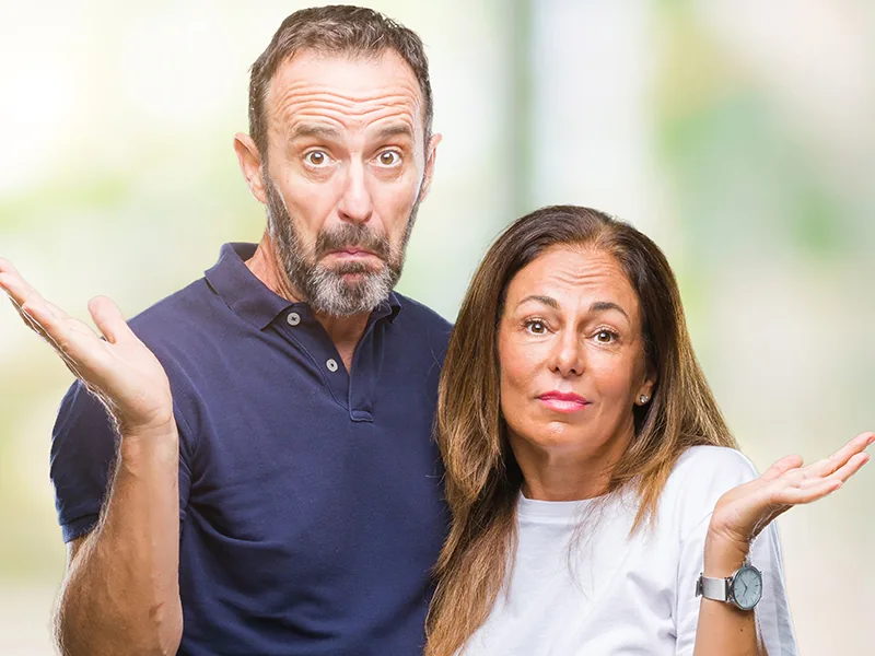 Ehepaar mit fragendem Gesichtsausdruck